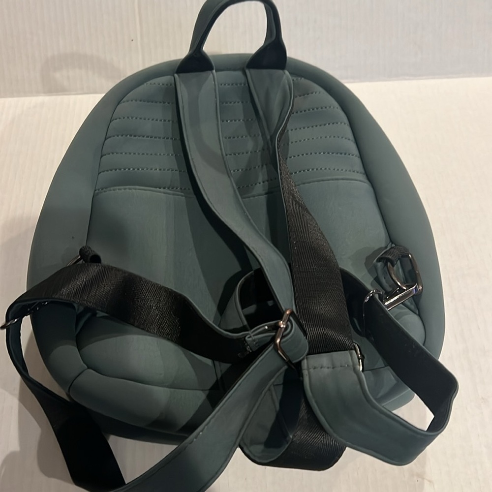 Rad Rev The One Mini Backpack green with zipper and pockets - Picture 5 of 5